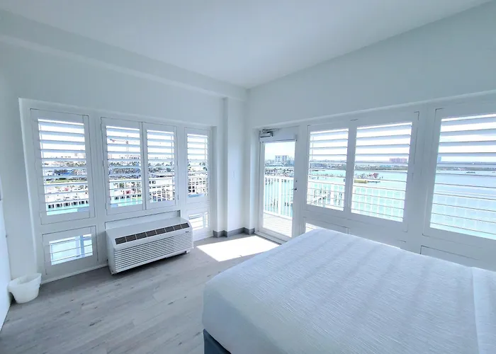 Hotel Charthouse Clearwater Marina