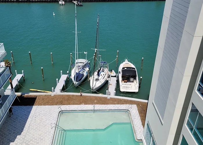 Hotel Charthouse Clearwater Marina 3*