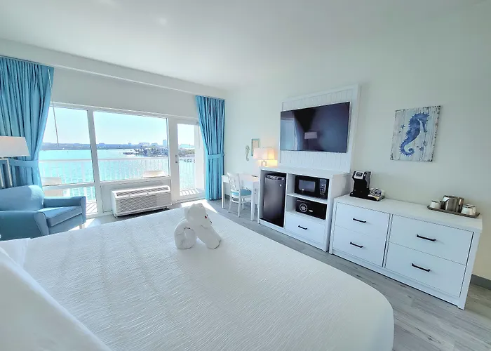 Charthouse Clearwater Marina Hotel 3*